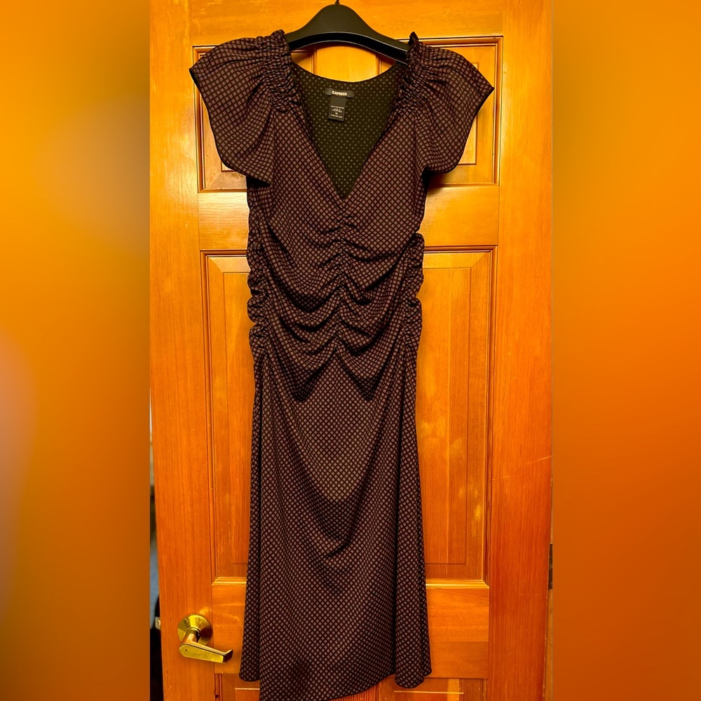 EXPRESS Ruched Short Sleeve V-Neck Dress, Geo Print, 12, Purple/Blk, Worn